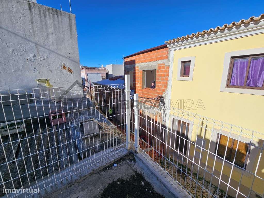 Moradia no centro histórico de Loulé com 2 pisos , armazém e casa-17