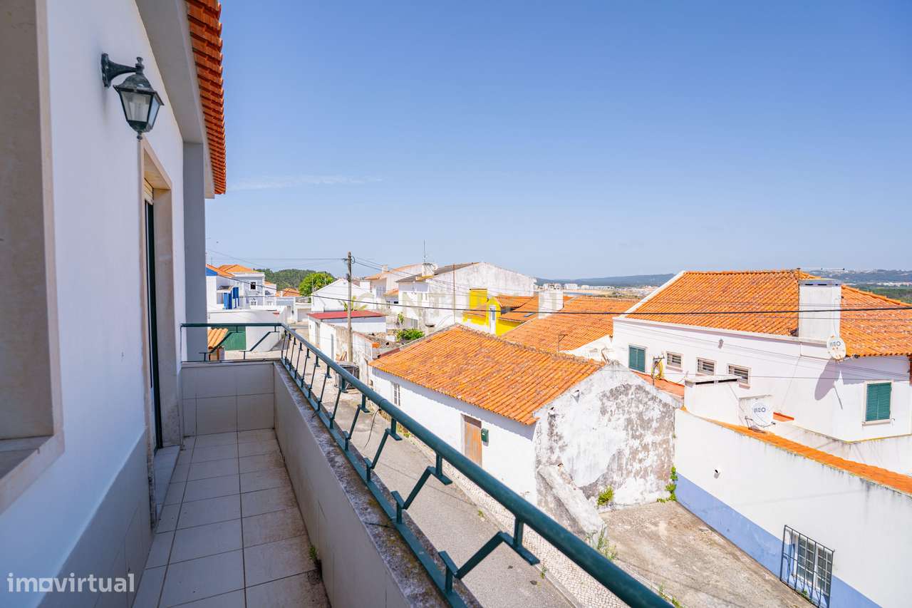 Propriedade composta por prédio, moradia e terreno em Salir do Porto-54