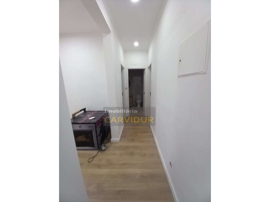 T1+1 Baixa da Banheira 1º andar totalmente Remodelado - Grande imagem: 5/16