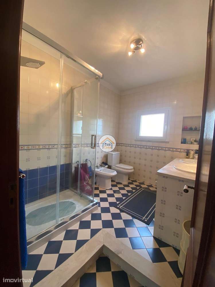 Moradia Geminada  de um dos lados do outro tem entarada e jardim em to-54