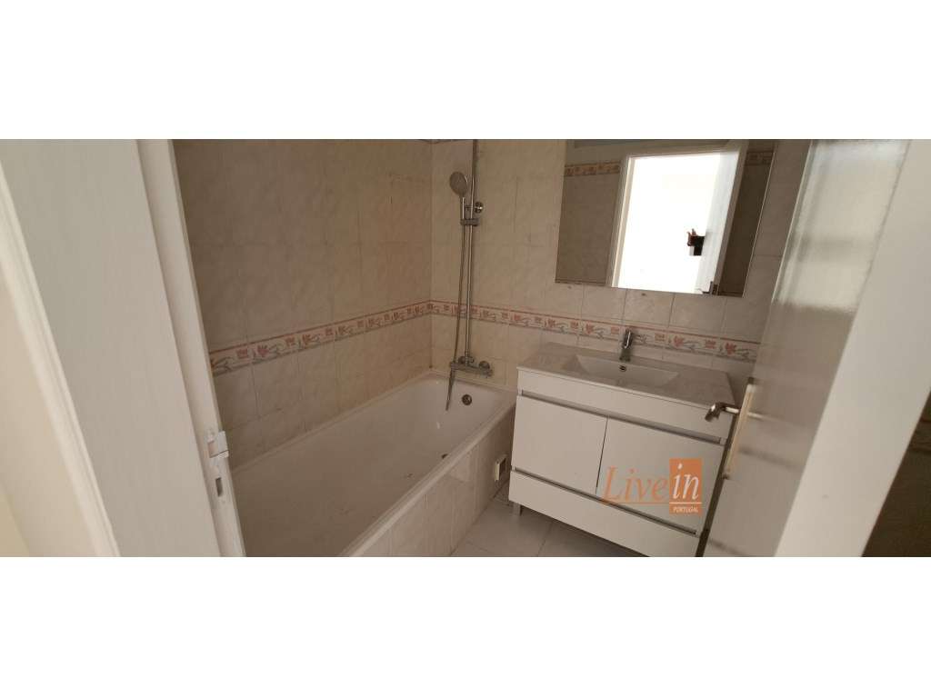 Apartamento T2 Totalmente Remodelado na Tapada das Mercês-14