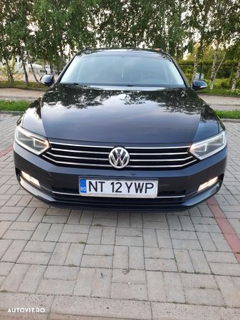 Volkswagen Passat - 1