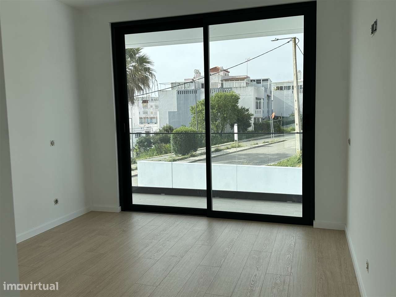 Moradia Unifamiliar de Luxo com Piscina e Jardim-37