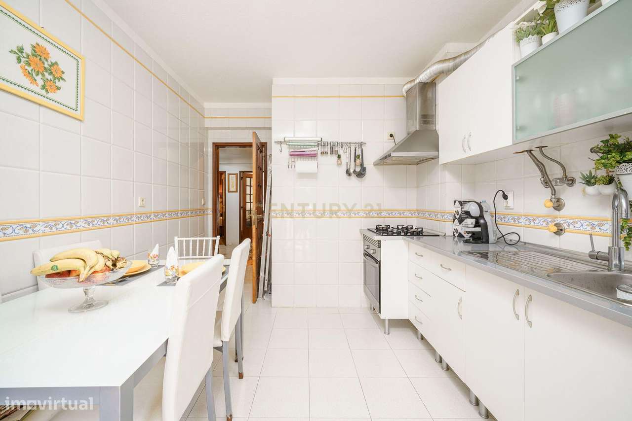 T2 com Lareira, 2 Frentes e Cozinha Equipada no Bairro Afonso Costa – - Grande imagem: 4/15