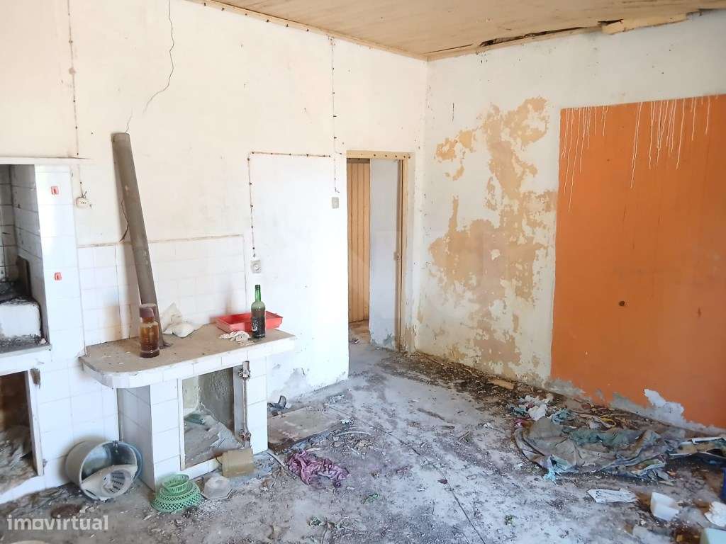Moradia T3, em terreno de 1663 m² ,para reconstrução total, a 5 min...-18