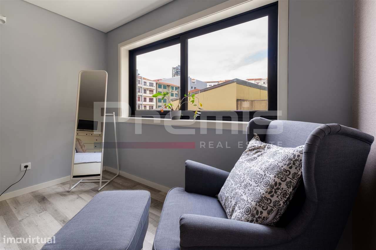 T1 no centro do Porto em frente ao metro-12