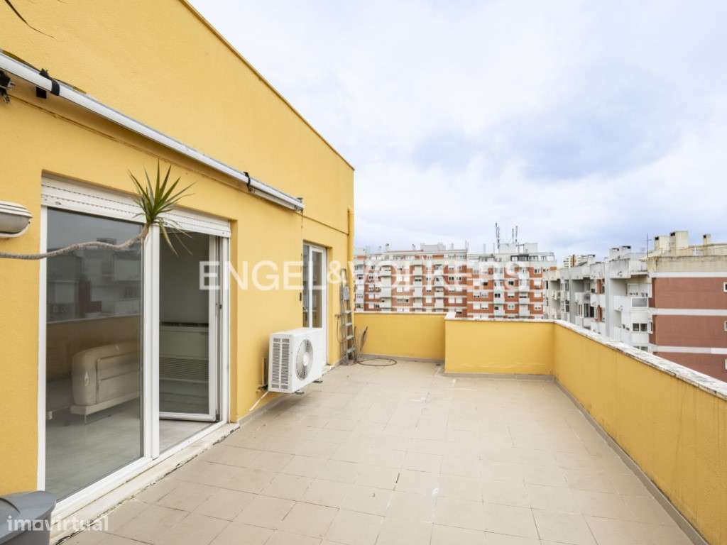 T4 com terraço com vista desafogada-0