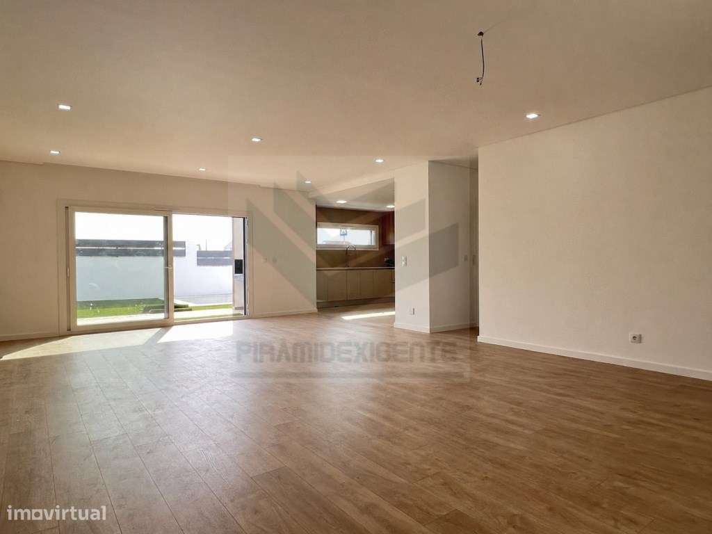 Moradia Isolada, Nova, 3 Suítes, Piscina, Garagem, AZEITÃO!-5