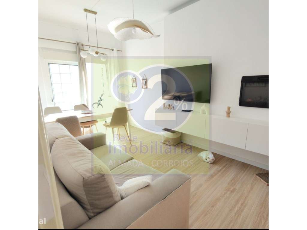 Apartamento Renovado e Moderno com Varanda-0