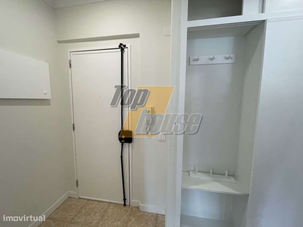 Apartamento T1 Totalmente Reabilitado em Santo António da Caparica-7