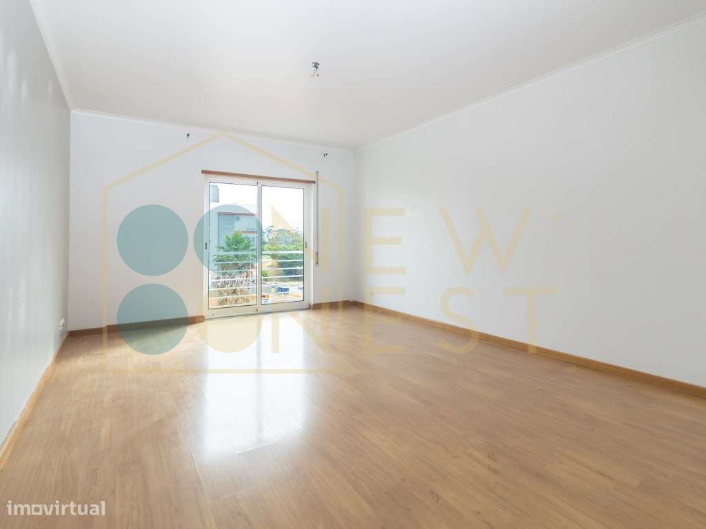 Apartamento T2 com elevador, parqueamento e arrecadação nas Manteig...-10