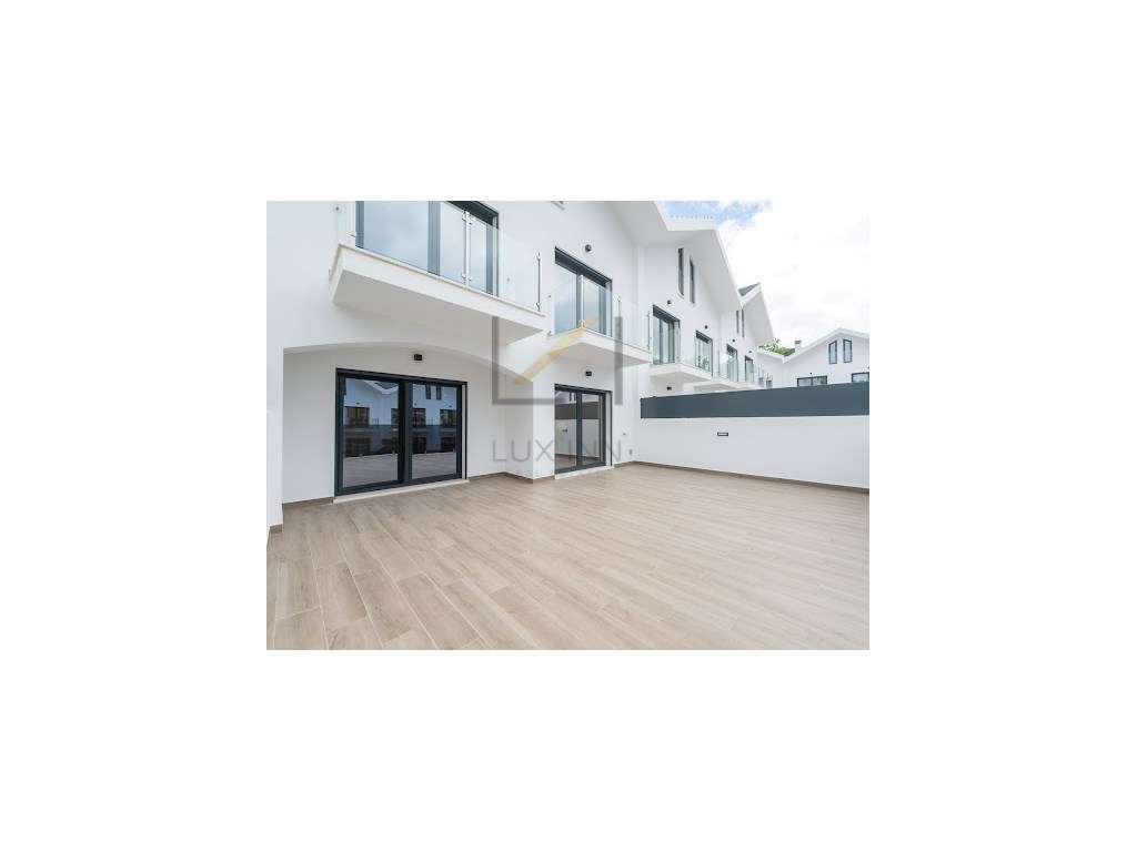 Moradia de Luxo T4 , São Pedro Do Estoril, com Piscina e Garagem-15