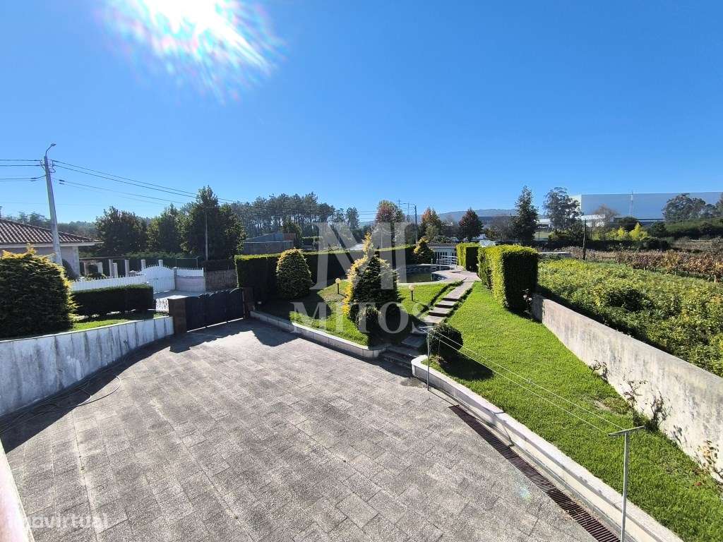 Moradia isolada com jardim e piscina - Alvarães-22