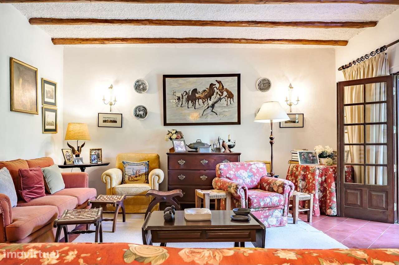 Moradia T4 com Jardim e Vista de Campo na Golegã-7