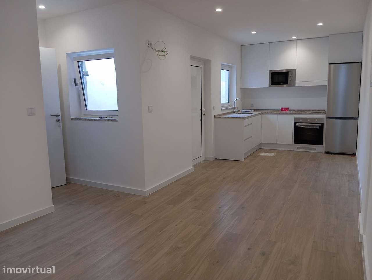 T2 Totalmente remodelado - H. S. João (Metro) - Grande imagem: 2/16