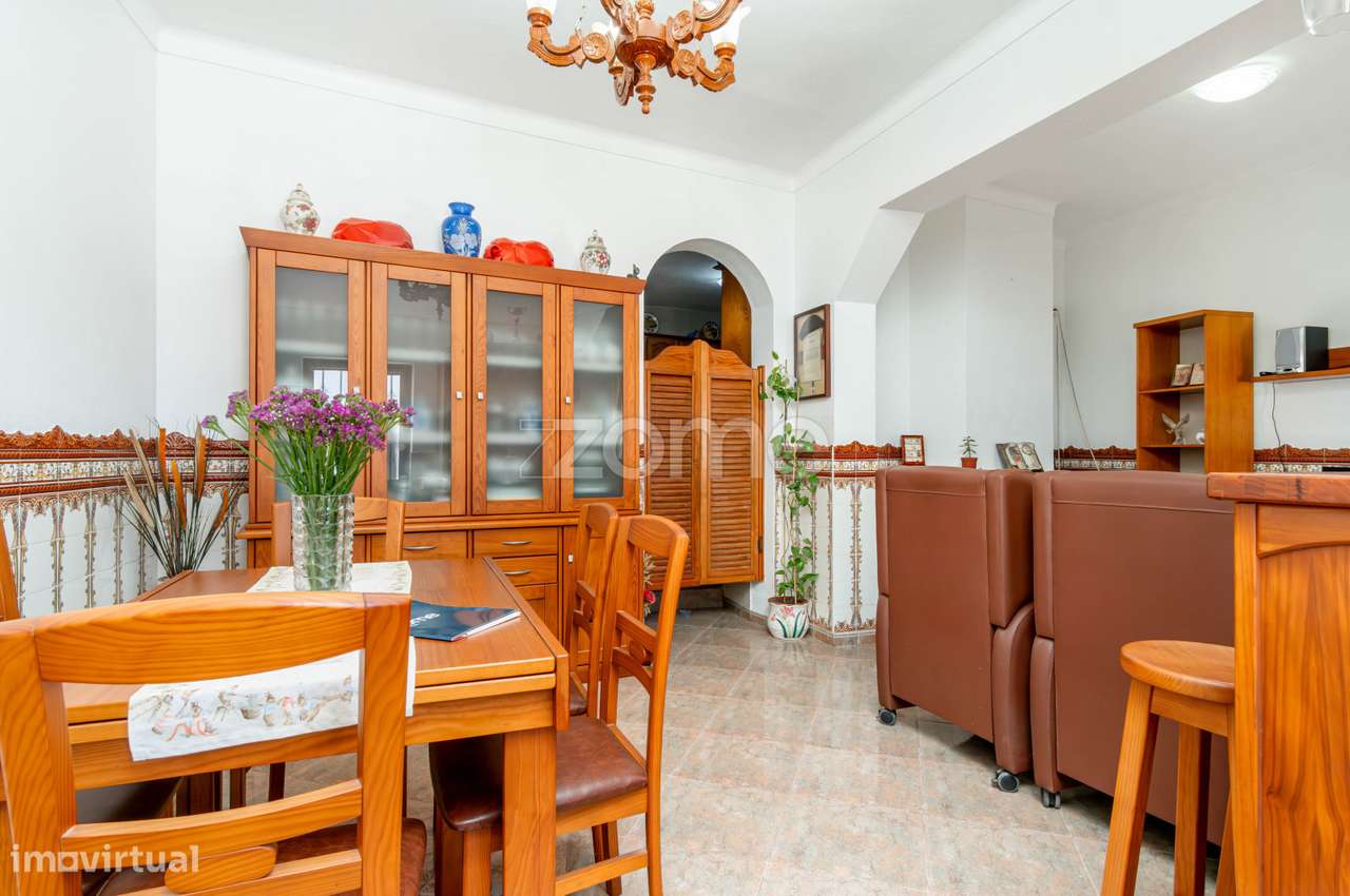 Moradia T1 + 1 Azambuja com Espaço Comercial-8
