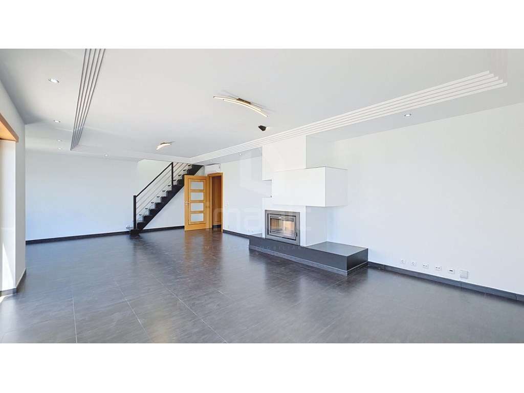 Apartamento T3 + sótão, usado, em Mafra.-0