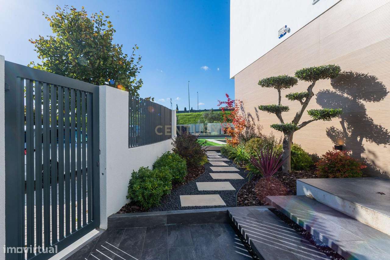 Excelente moradia geminada V4 em Urbanização nova na zona de Albarraqu-7