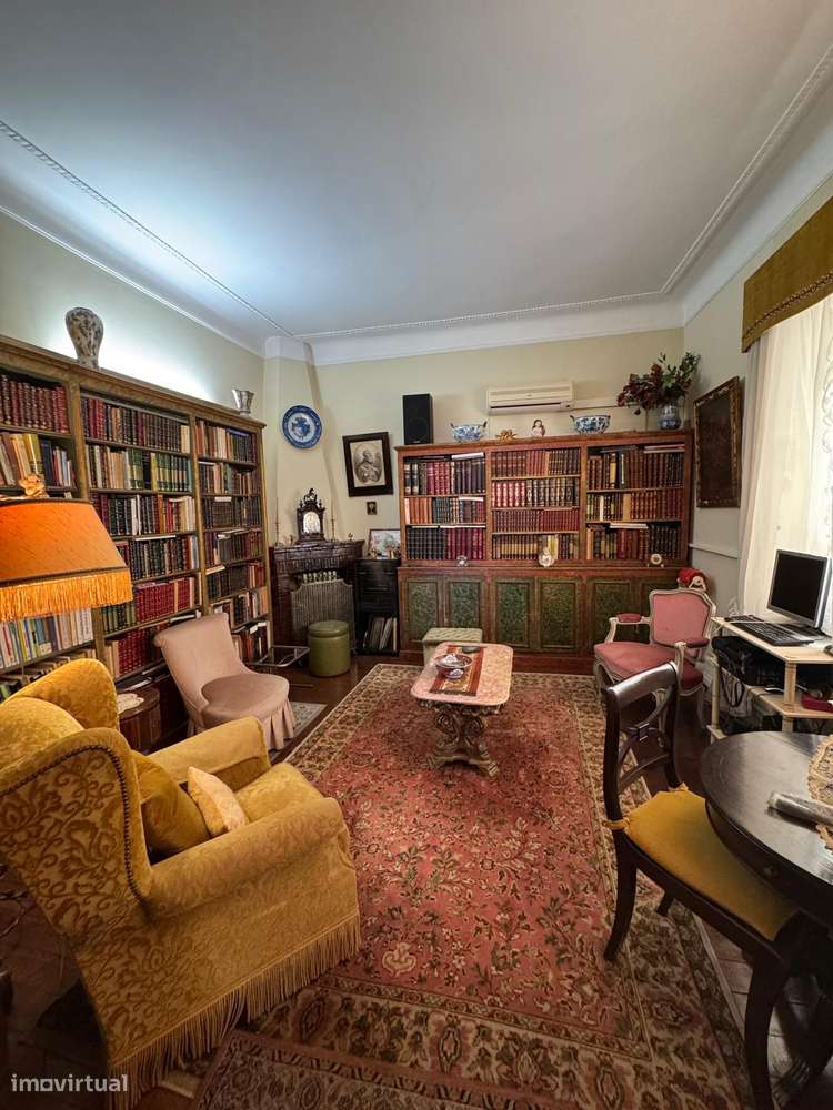 Charmoso Apartamento Familiar de Época com Excelente Potencial-14