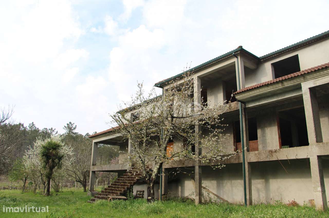 Moradia bifamiliar em construção com uma lago natural de nascente - Grande imagem: 5/30
