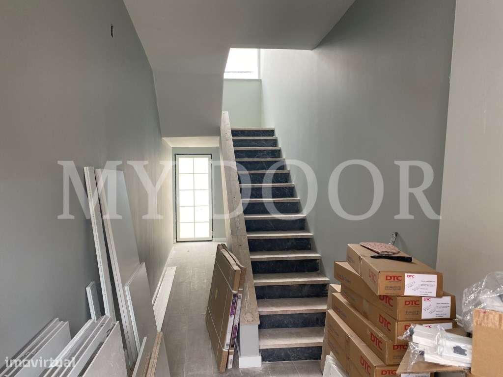 Andar de Moradia T3 - 1º Andar - 1 TERRAÇO - 2 Varandas em Santa Ir... - Grande imagem: 4/30