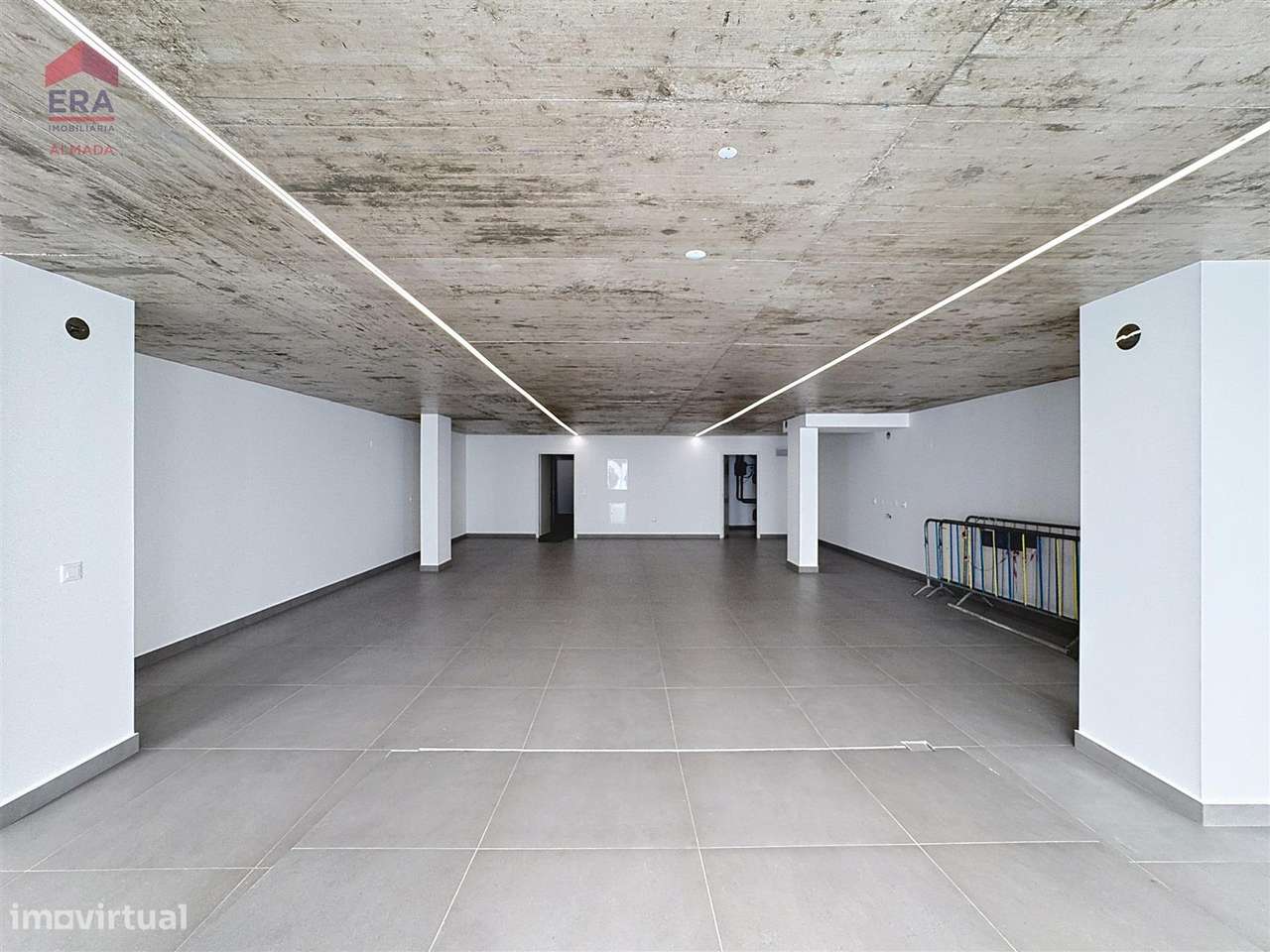 Nova Moradia em Almada , 5 suites, garagem e jardim-11