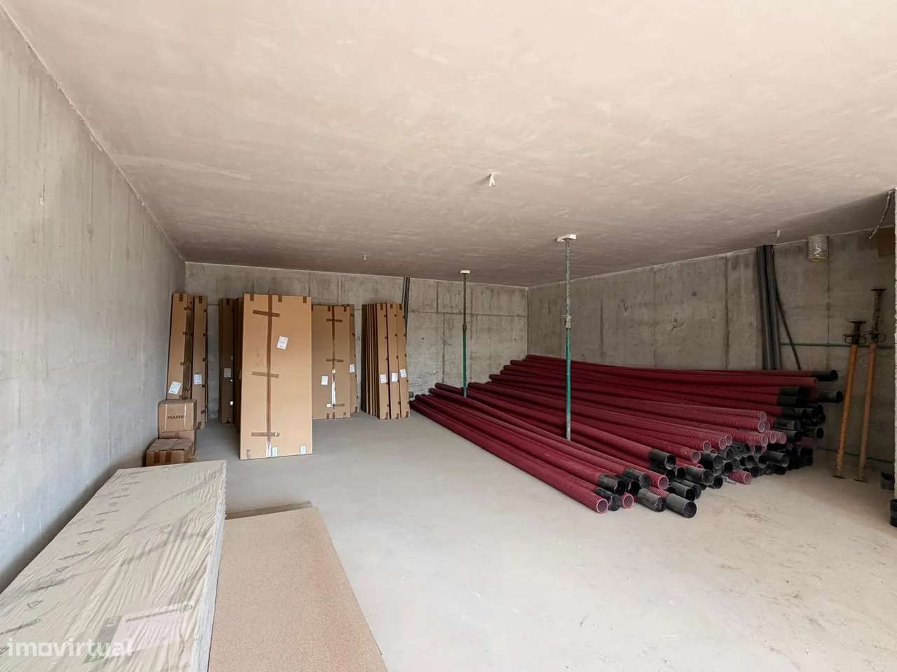 Moradia T3 de Arquitetura Moderna com Jardim e Garagem de 85 m² – Arco-21