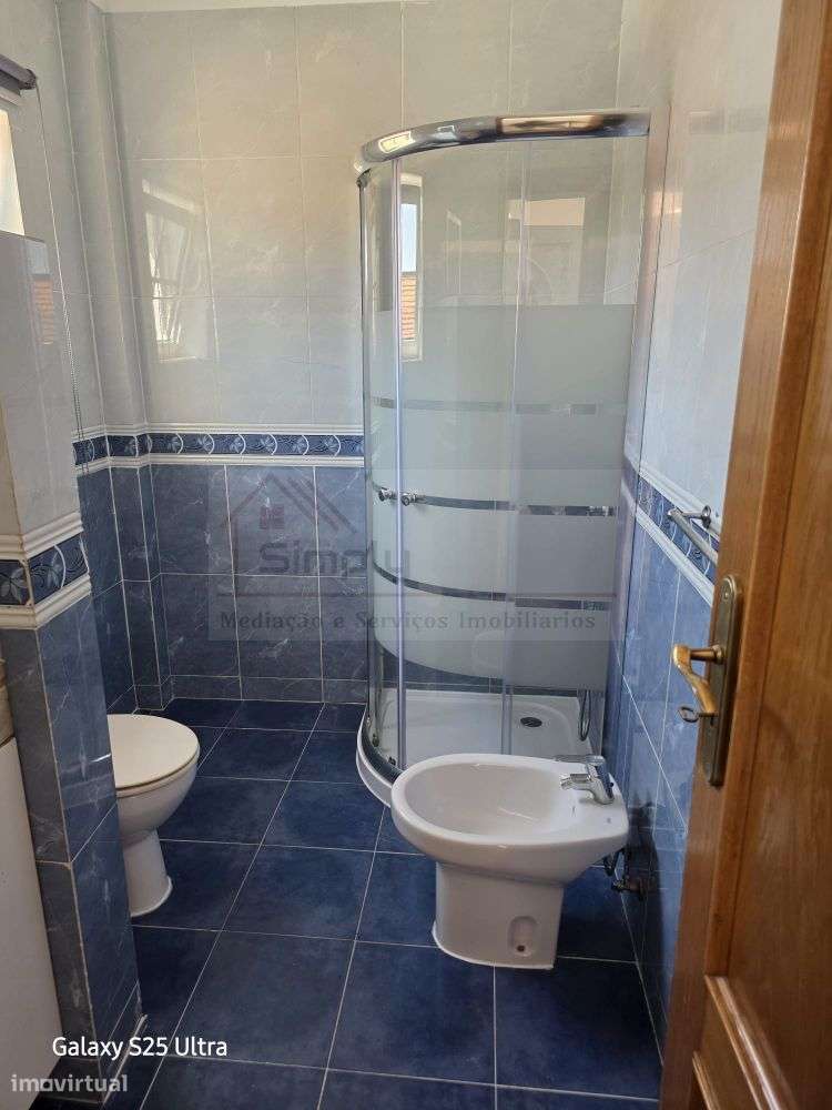Moradia T4 com piscina e 900 m² de terreno na Quinta da Serralheira,-35