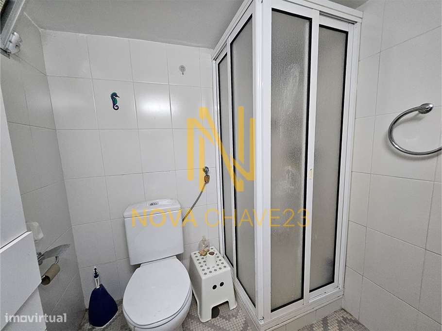 Armazém com 136m2 na Av. de Santa Maria-9