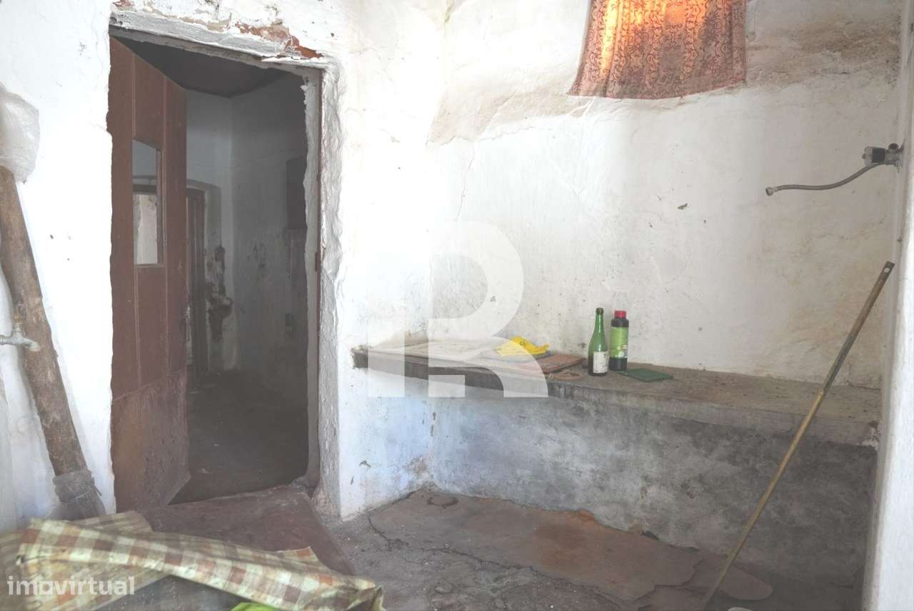 Moradia  T7 de 2 pisos p/ recuperação total em Avis-15