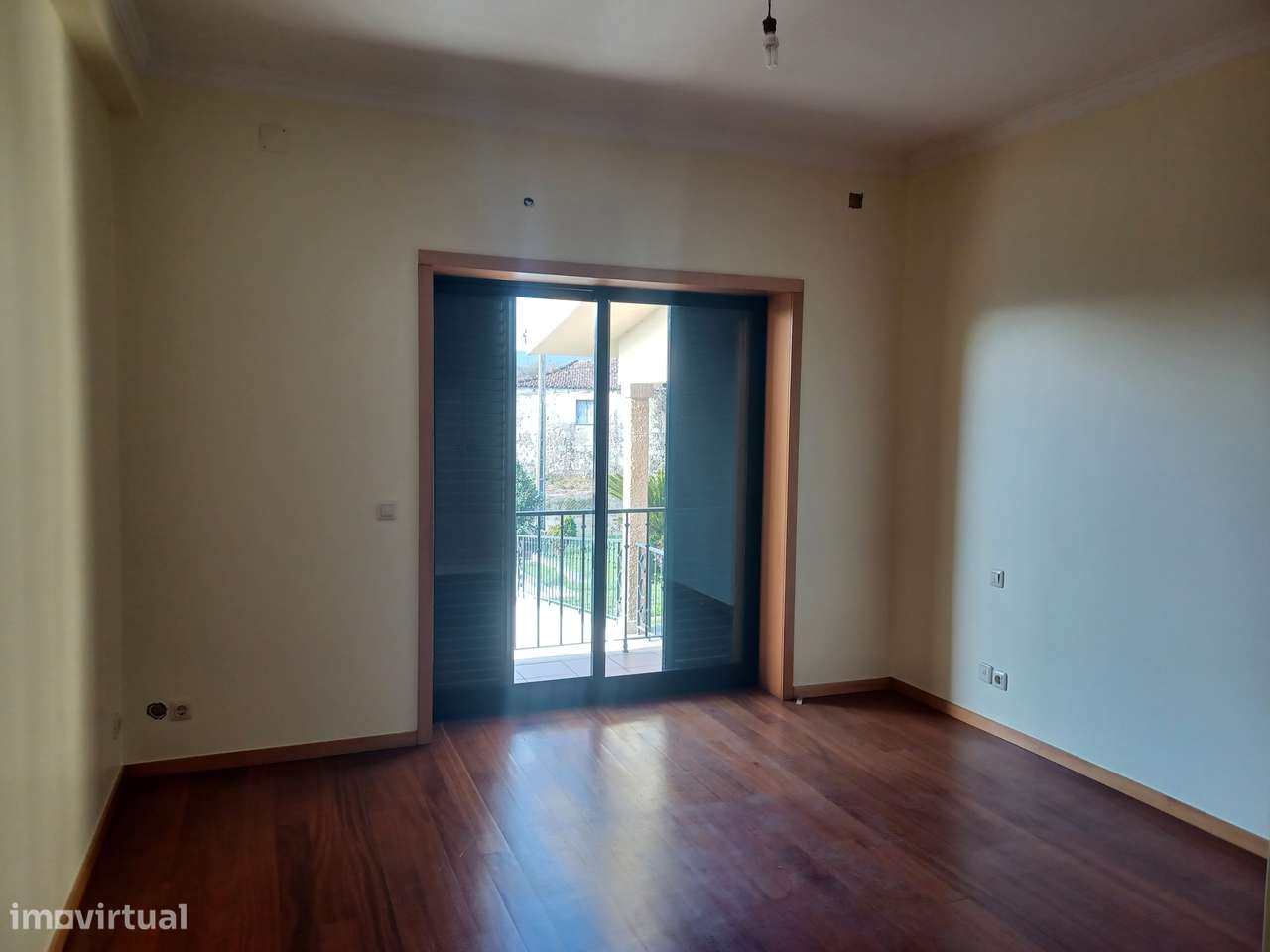 Mor.INDIVIDUAL  2300m2 de terreno + artigo urbano (Tipo T0)  em Lago-39