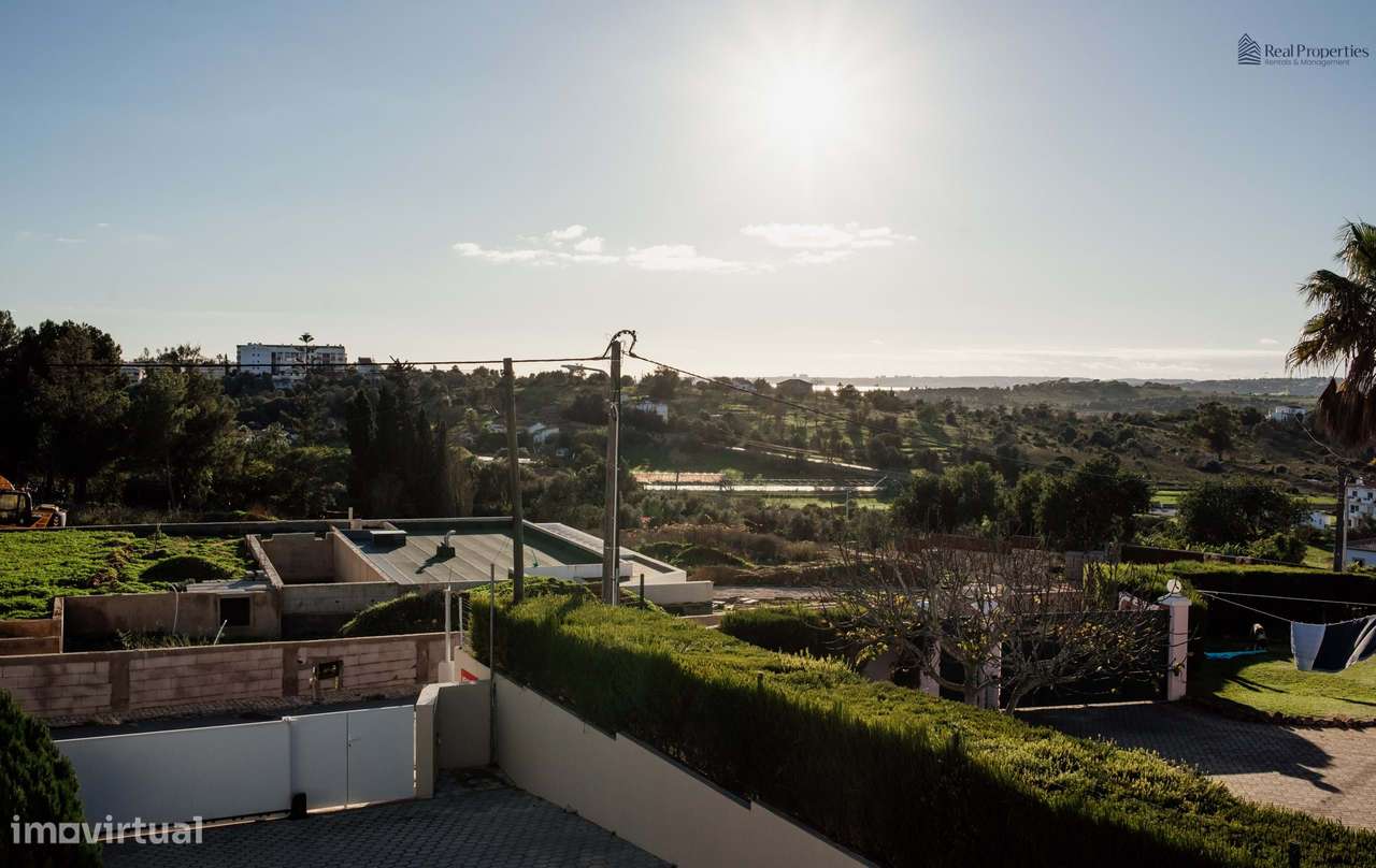 Elegante Moradia T3 Renovada com Vistas Panorâmicas em Alvor-40