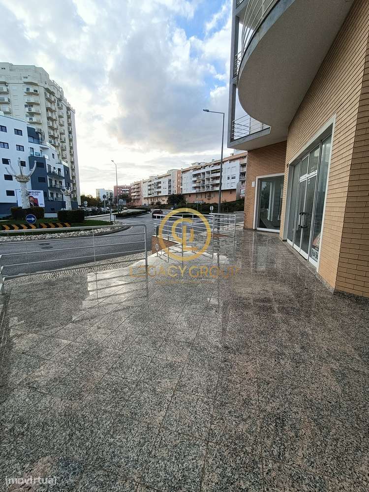 Oportunidade de loja à venda na Rua Professora Maria José Correia,...-6