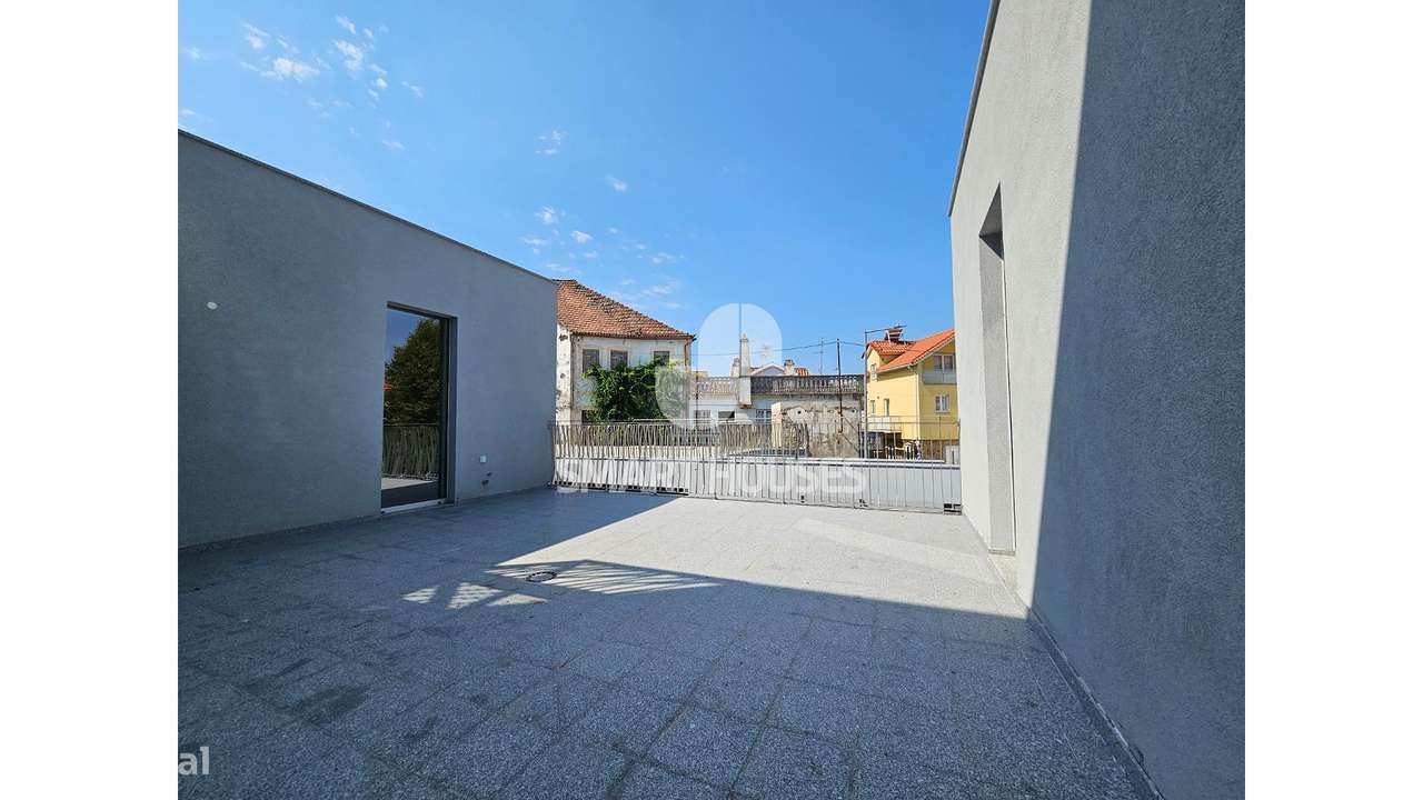 Moradia T3 c/ terraço centro São Romão-12