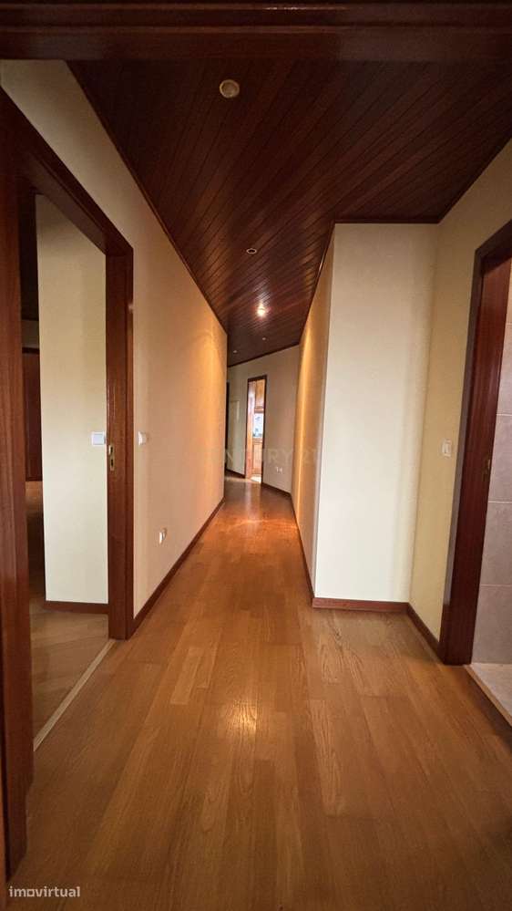 Apartamento T3 no Último Piso com Terraço e Garagem – A Apenas 750 Met-6