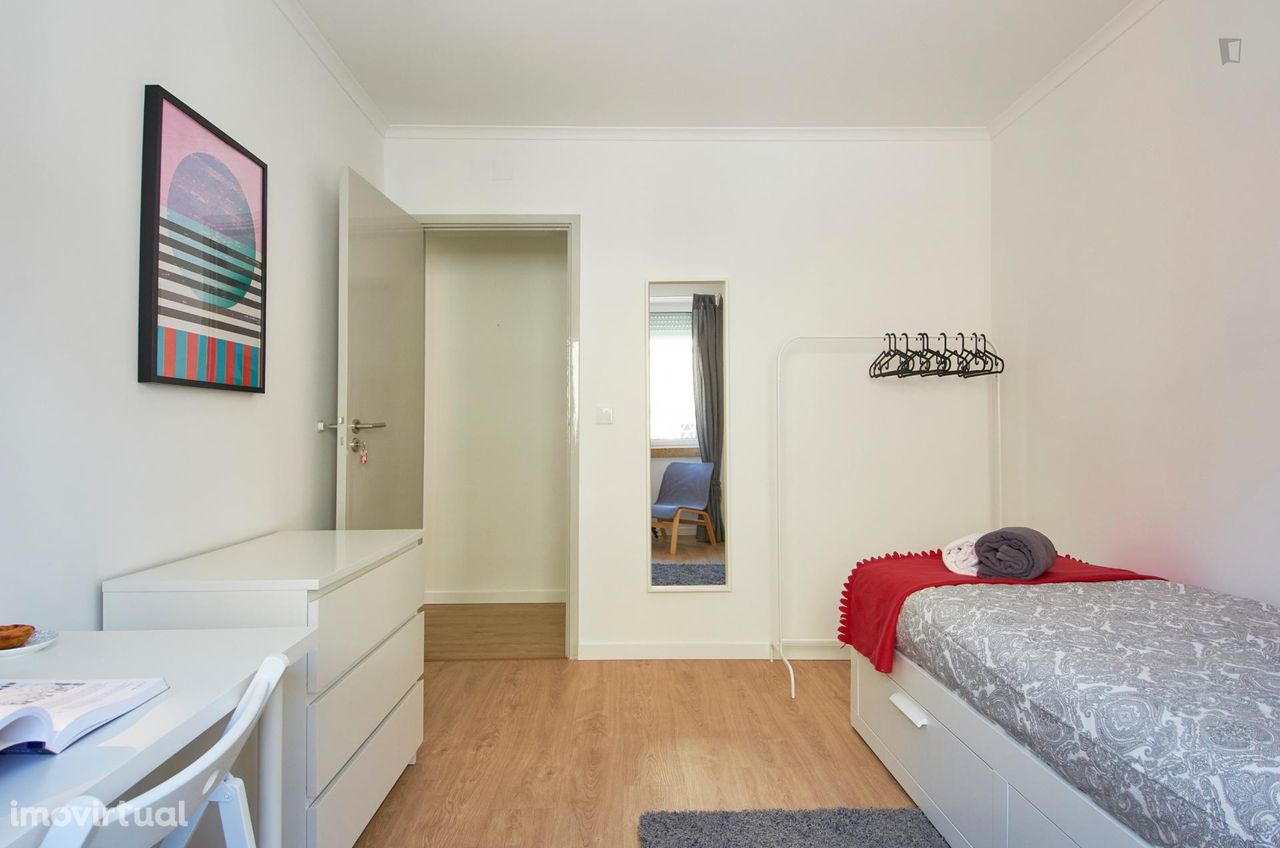 132371 - Quarto com cama de solteiro em apartamento com 5 quartos