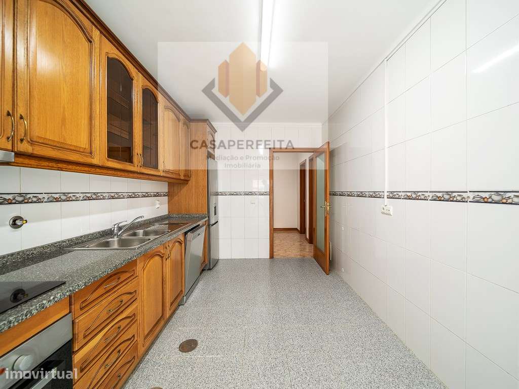 Fabuloso Apartamento T3 de 3 Frentes com Varanda e Box - Avintes-13