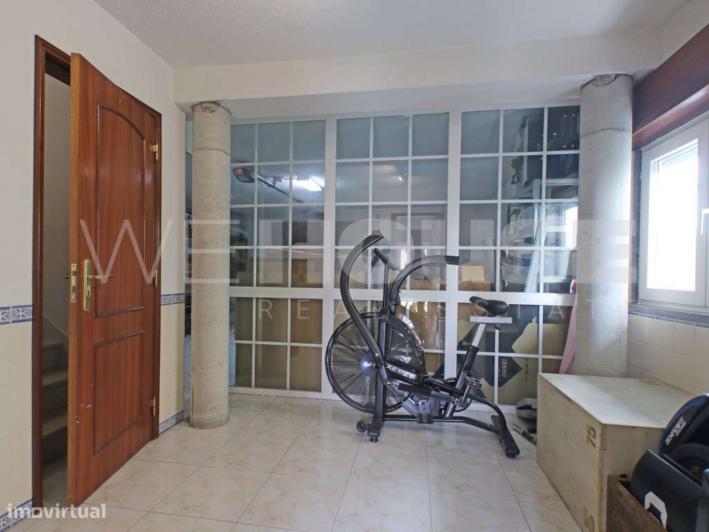 Oásis Urbano: Moradia T3 com Piscina e Potencial para T1 Independente-36