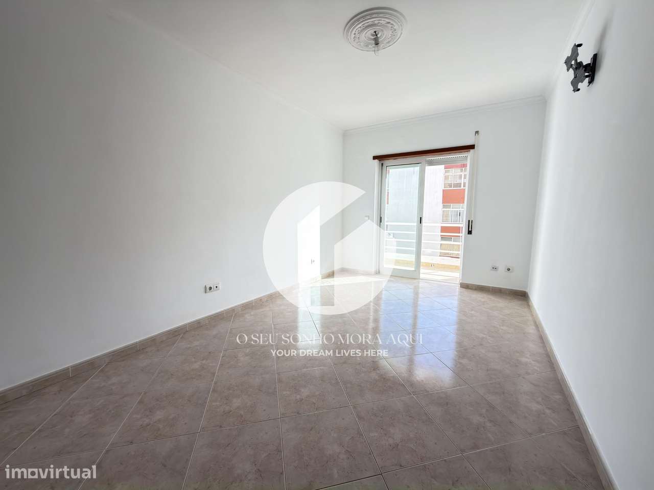 Apartamento T2 com Garagem Box - Olhão-9