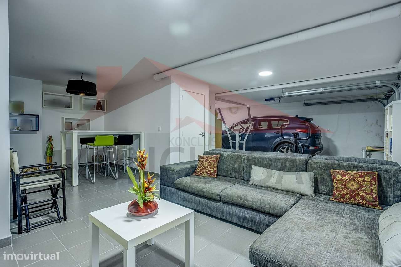 Moradia T4 de arquitetura moderna, estado de nova.-38