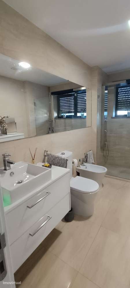 Moradia T5 de Luxo com Piscina e Garagem-31