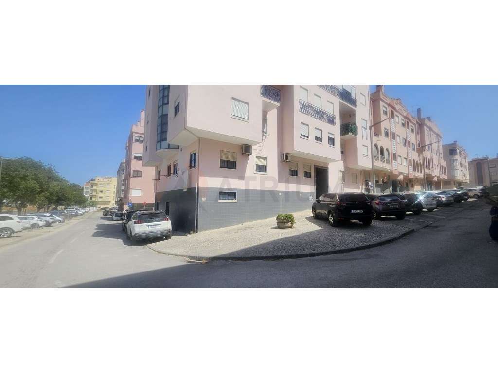 T2 Completamente remodelado em Corroios + Arrecadação.-16