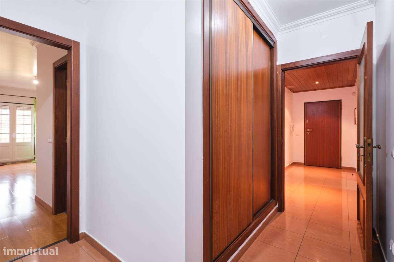 T4 + 1 c/ Varanda, Terraço, Sótão c/ WC + 3 Lugares estacionam/ - Grande imagem: 5/60