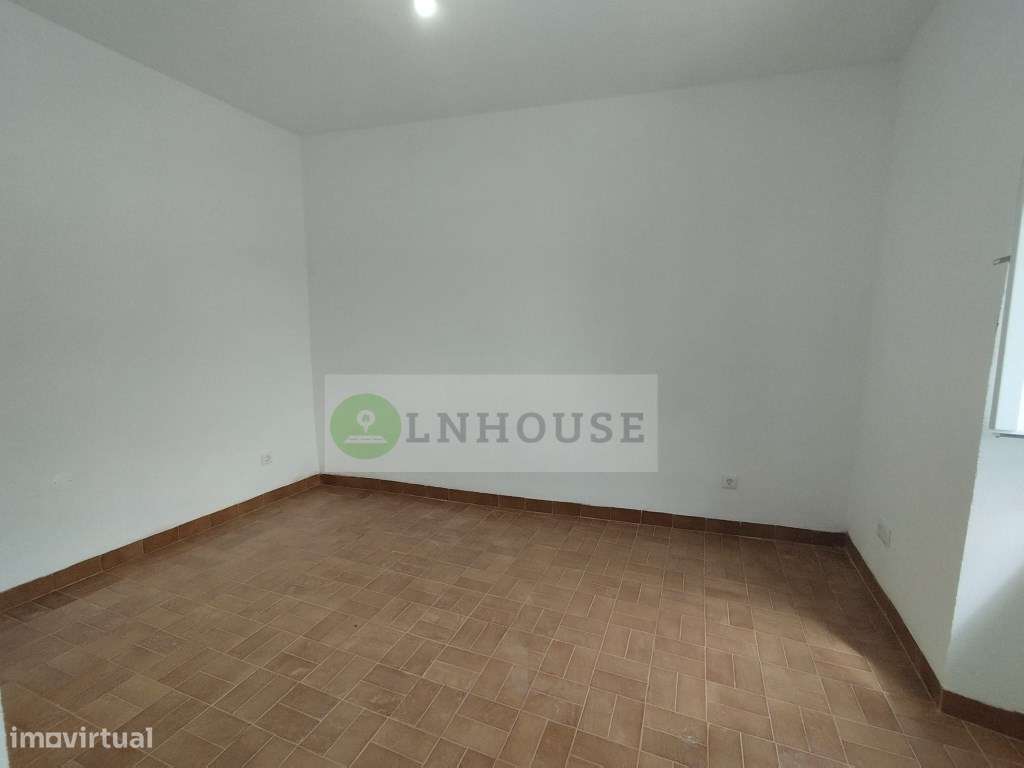 Moradia térrea T2 em remodelação com garagem, pátios e horta, Odele...-8