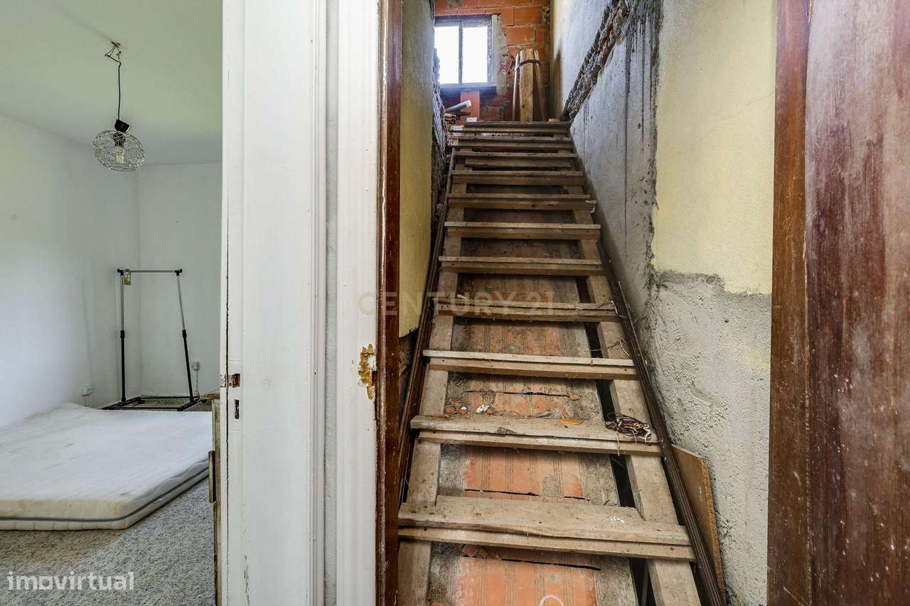 Moradia com Terreno Amplo e Vista Mar na Carvoeira-26