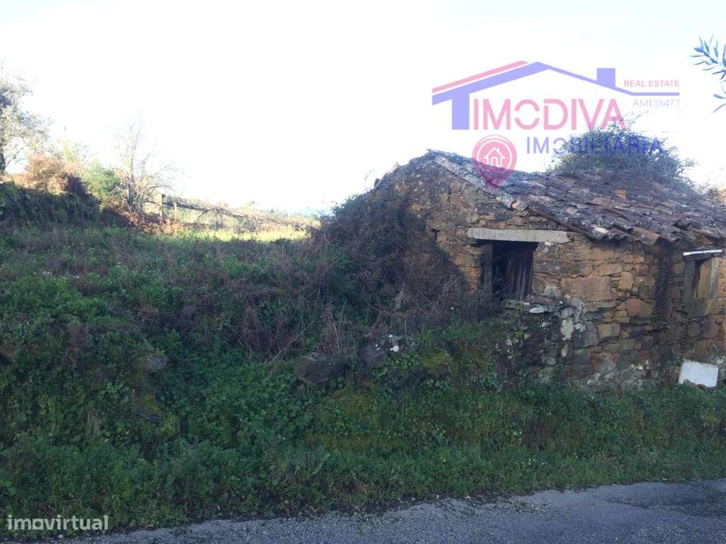 Terreno com ruína para recuperar - Grande imagem: 2/10