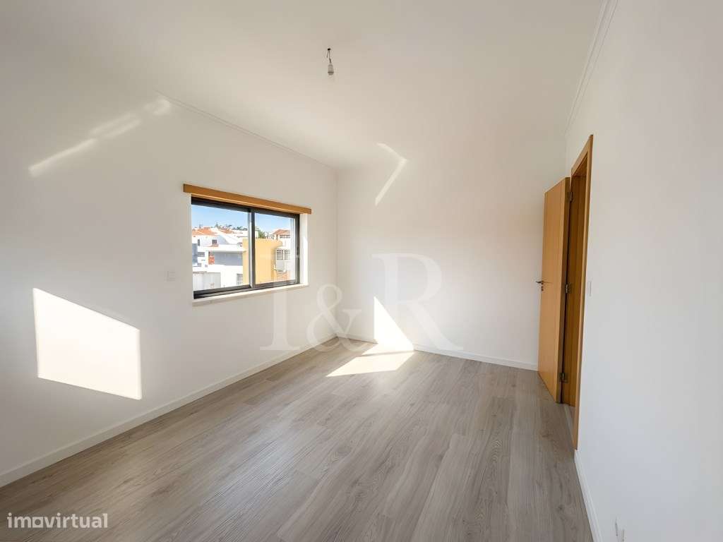 Moradia T5 com varandas, jardim e garagem no Feijó, Almada-31