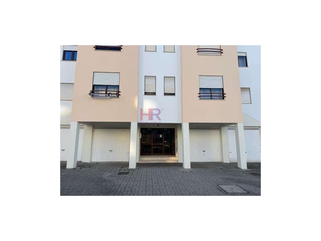 Vende-se T2 com garagem completamente mobilado e equipado.-24