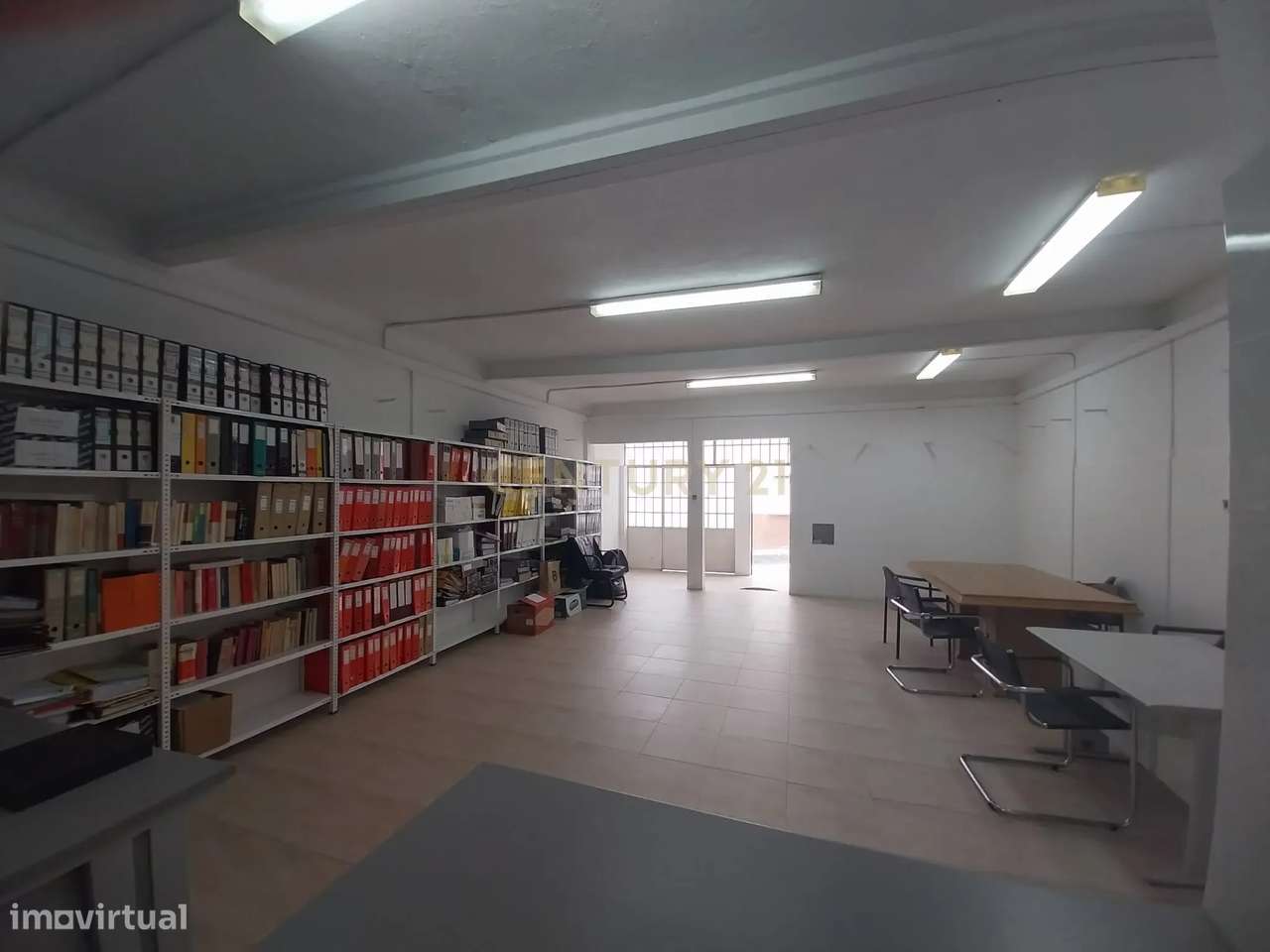 Loja R/ch inserida dum prédio de habitações de 1º e 2º andares. - Grande imagem: 5/20