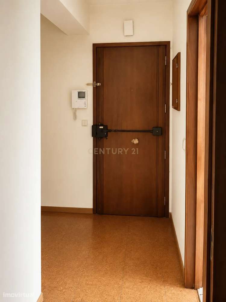 Apartamento T3 localizado no centro de Benfica-6